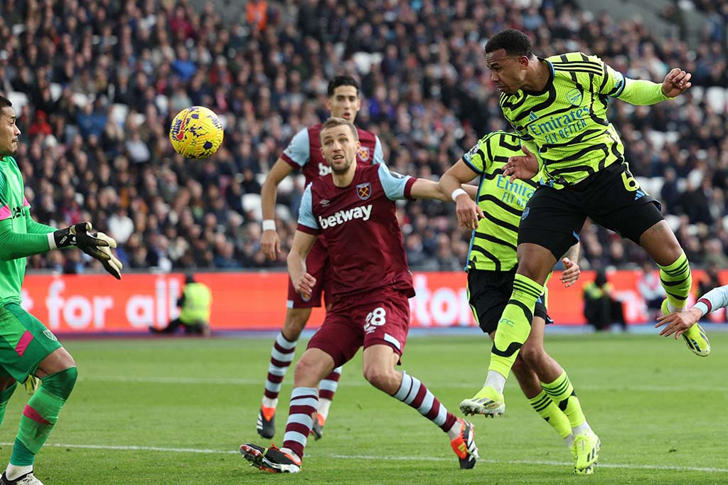 West Ham lagi-lagi kemasukan dari situasi bola mati. Tendangan bebas Rice dari sisi kanan pertahanan The Hammers leluasa disambut tandukan Gabriel untuk menjadi gol ketiga Arsenal pada menit ke-44.