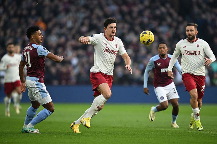 MU terus menggempur pertahanan Villa melalui peluang dari Harry Maguire, Hojlund Dan Garnacho.