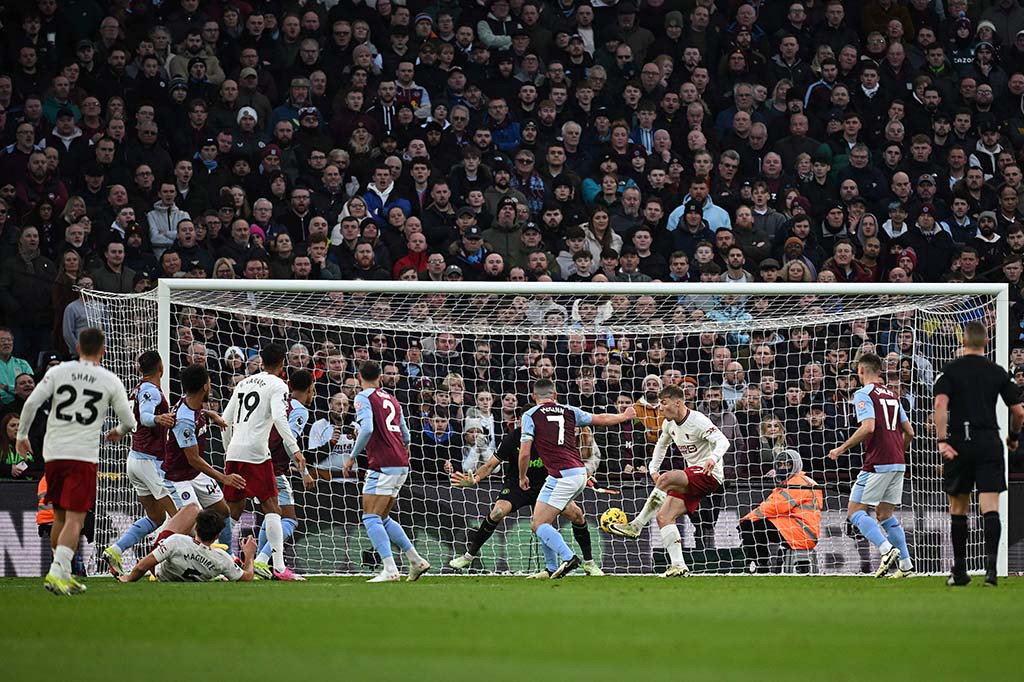 Di babak kedua, Aston Villa tampil lebih ganas. Mereka langsung intens menyerang ke gawang MU demi mengejar ketertinggalan. Pada menit ke-67, Aston Villa akhirnya memecah kebuntuan lewat aksi Douglas Luiz. Gol tercipta usai Bailey menyambut bola rebound hasil tepisan Onana. Ia langsung mengoper bola kepada Luiz yang ada di depan mulut gawang MU.