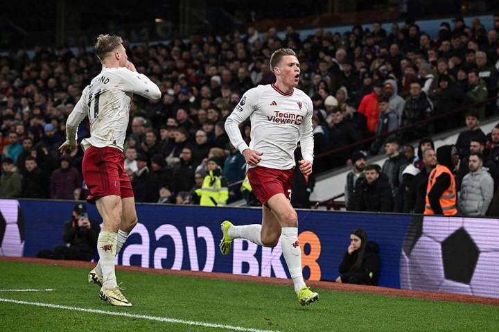 Gawang Aston Villa baru kebobolan pada menit ke-17 melalui gol Hojlund. Penyerang asal Denmark itu menyontek bola di depan gawang dari sundulan Maguire pada situasi tendangan sudut. Sontekan Hojlund meluncur mulus ke gawang Emi Martinez dan membuat skor menjadi 1-0.
