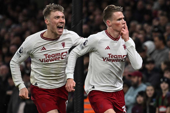 Rasmus Hojlund kini selalu mencetak gol untuk MU dalam lima partai liga terakhir secara beruntun Aston Villa coba bangkit. McGinn mengancam gawang Andre Onana dengan tembakan dari luar kotak penalti pada menit ke-24, tetapi sang kiper masih bisa menepisnya.
Villa balik terus menyerang MU di sisa waktu babak pertama, tetapi keunggulan 1-0 tim tamu tetap bertahan hingga turun minum.   