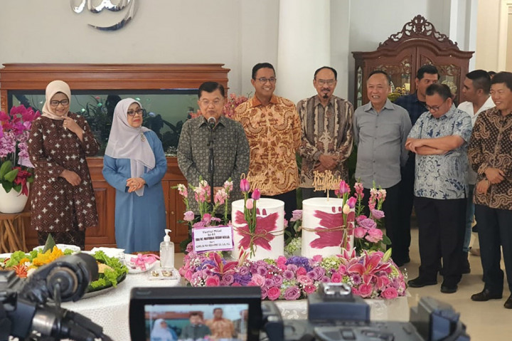 Mantan Gubernur DKI Jakarta itu juga menyempatkan foto bersama Mufidah. Tampak co-captain Tim Pemenangan Nasional (Timnas) AMIN Sudirman Said juga hadir dalam acara tersebut.