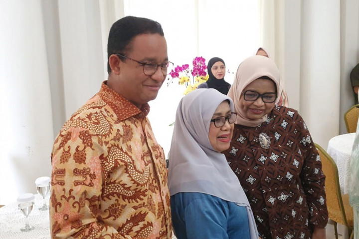 Pantauan Medcom.id, Anies memakai baju batik lengan panjang, sedangkan Fery memakai batik berwarna cokelat.