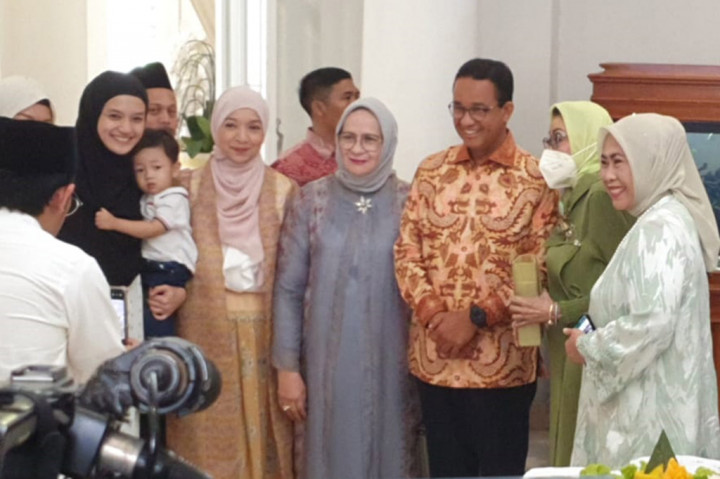 Calon presiden (capres) nomor urut 1 Anies Baswedan menghadiri perayaan ulang tahun ke-81 istri Wakil Presiden (Wapres) ke-10 dan ke-12 RI, Jusuf Kalla (JK), Mufidah Kalla, hari ini, Senin, 12 Februari 2024. Anies datang bersama istrinya, Fery Farhati.