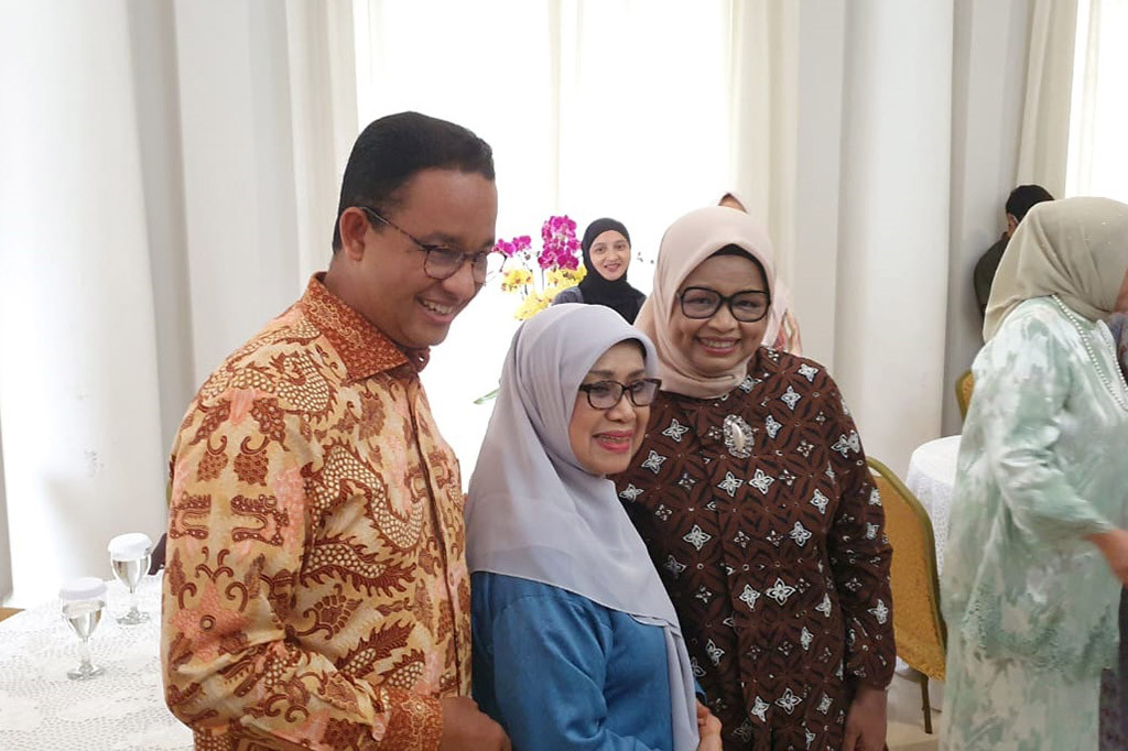 Anies disambut JK berserta Mufidah. Obrolan hangat terjadi antara Anies dan JK.