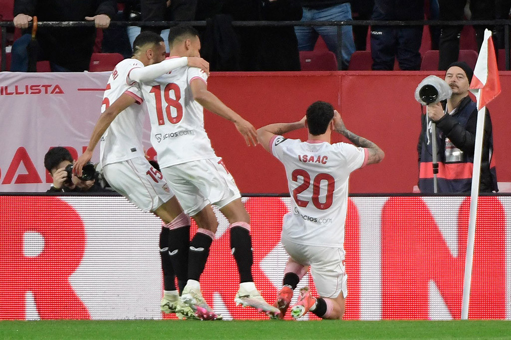 Palanganas (julukan tim Sevilla) secara mengejutkan membuka keunggulan lewat gol Romero saat laga baru berjalan 14 menit.