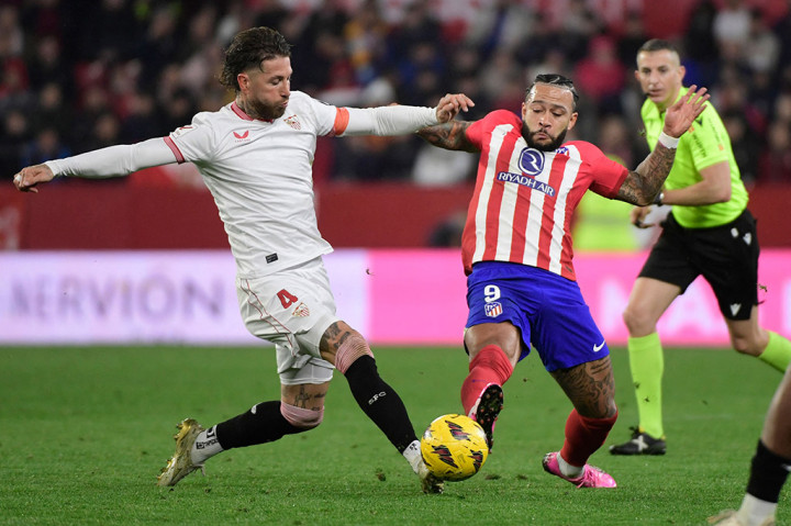 Atletico Madrid pun kembali bermain ofensif saat memasuki paruh kedua pertandingan dengan mengandalkan Memphis Depay di lini depan. Namun sayangnya, serangan demi serangan yang dilesatkan melalui lini tengah maupun sayap mampu dihalau Sergio Ramos dkk di barisan pertahanan Sevilla.