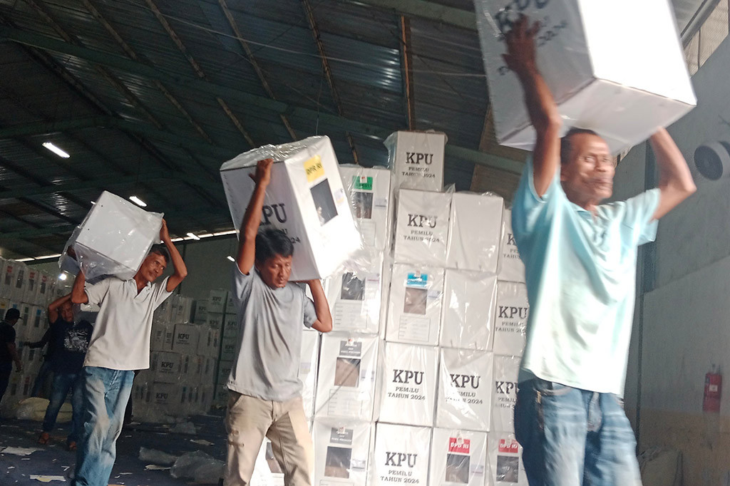 Setiap trip pendistribusian ke gudang PPK di tingkat kecamatan, satu personel Polres Pidie siap mengamankan perjalanan. Polisi juga mengawasi agar truk yang penuh bahan logistik pemilu tersebut melaju kecepatan standard, yaitu tidak ngebut dan jangan terlalu pelan.