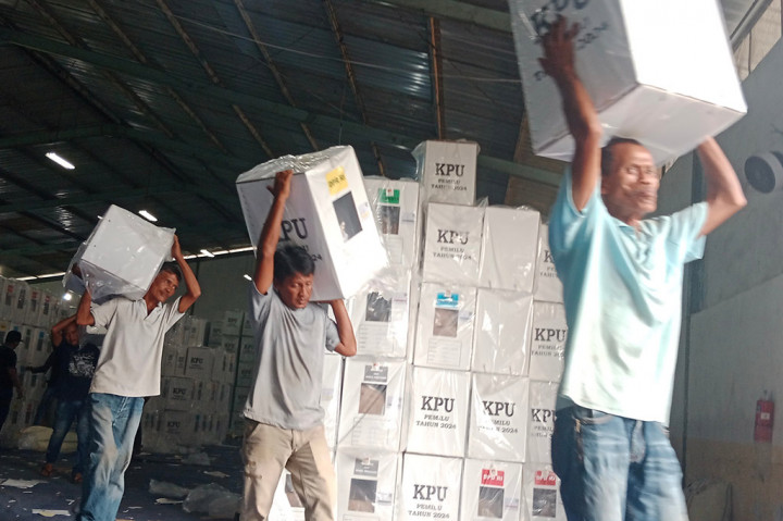 Setiap trip pendistribusian ke gudang PPK di tingkat kecamatan, satu personel Polres Pidie siap mengamankan perjalanan. Polisi juga mengawasi agar truk yang penuh bahan logistik pemilu tersebut melaju kecepatan standard, yaitu tidak ngebut dan jangan terlalu pelan.