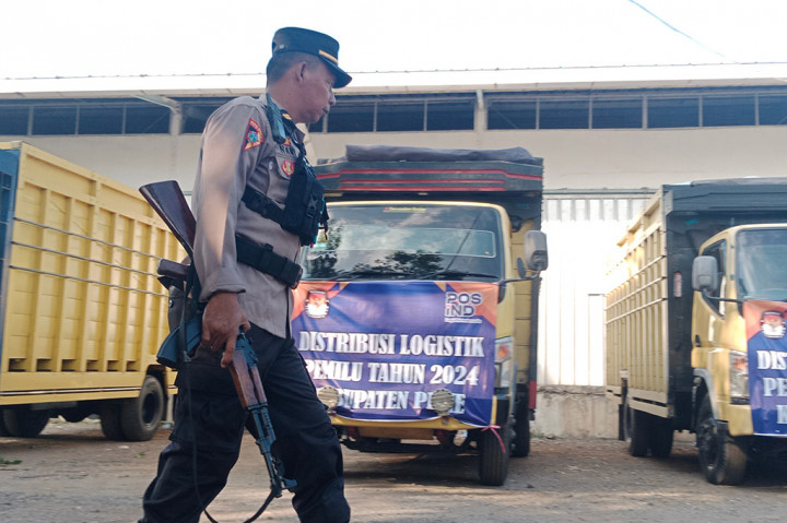 Pendistribusian logistik Pemilu 2024 di Kabupaten Pidie, Provinsi Aceh, dijaga ketat. Sejumlah personel polisi bersenjata laras panjang mengawal perjalanan truk angkutan logistik dari gudang KIP (Komisi Independen Pemilihan) di kawasan Desa Dayah Teungoh, Kecamatan Pidie hingga ke gudang PPK setiap kecamatan.