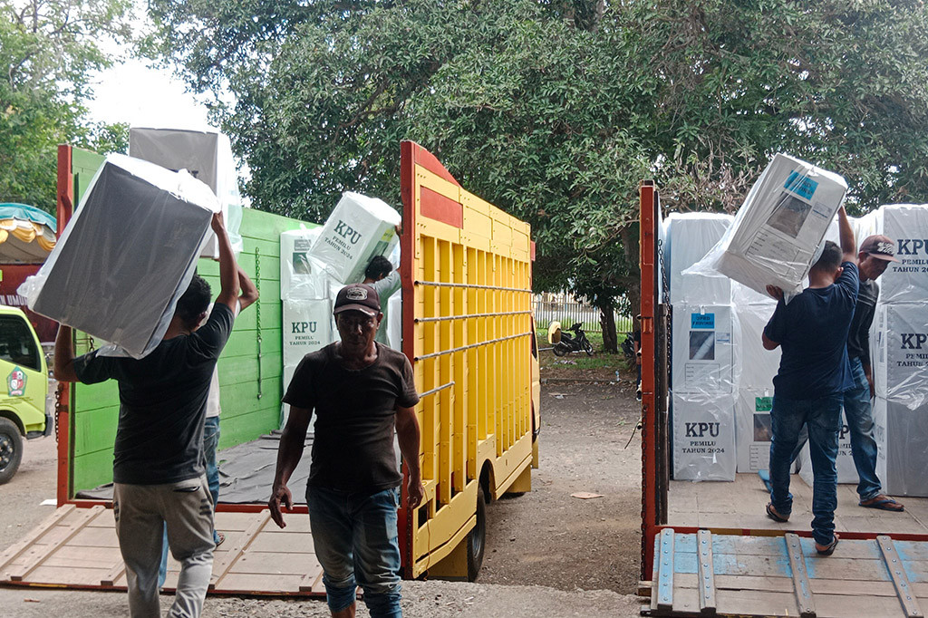 Sesuai pengamatan Media Indonesia, hari pertama pendistribusian, pada Minggu, 11 Februari 2024, para personel polisi bersenjata lengkap itu cukup serius mengawasi jalannya distribusi. Sebagian mereka siaga di pos depan gudang penyimpanan dan sebagian lagi mengawal langsung dalam truk saat perjalanan ke kecamatan.