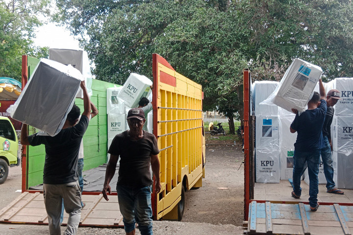 Sesuai pengamatan Media Indonesia, hari pertama pendistribusian, pada Minggu, 11 Februari 2024, para personel polisi bersenjata lengkap itu cukup serius mengawasi jalannya distribusi. Sebagian mereka siaga di pos depan gudang penyimpanan dan sebagian lagi mengawal langsung dalam truk saat perjalanan ke kecamatan.
