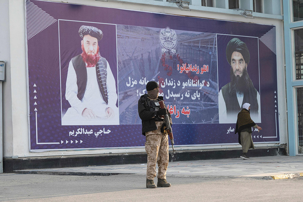 Abdul Karim dan Abdul Zahir mendarat di Kabul pada Senin pagi dari Oman, tempat mereka dipindahkan pada tahun 2017 dan ditahan di rumah, kata putra Zahir, Mohammad Osman dan staf bandara.