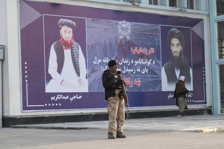 Abdul Karim dan Abdul Zahir mendarat di Kabul pada Senin pagi dari Oman, tempat mereka dipindahkan pada tahun 2017 dan ditahan di rumah, kata putra Zahir, Mohammad Osman dan staf bandara.