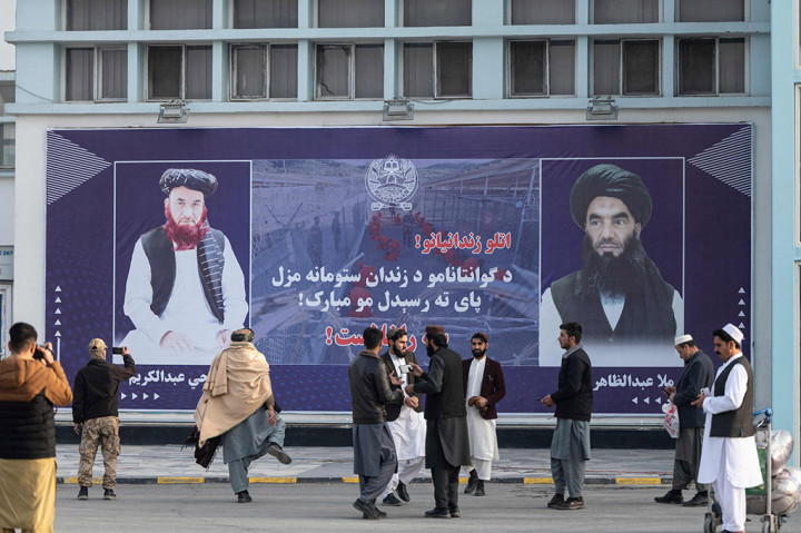 Dua mantan tahanan yang ditahan di pusat penahanan AS di Teluk Guantanamo hingga tahun 2017 kembali ke Afghanistan pada hari Senin, 12 Februari 2024, lebih dari 20 tahun setelah mereka ditangkap, kata salah satu kerabat pria tersebut.