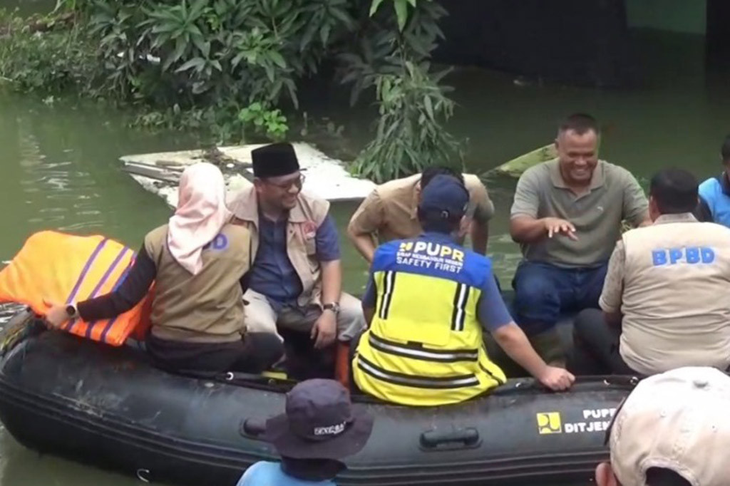 Dengan didampingi pangdam dan para Kepala Daerah PJ Gubernur Jawa Tengah Nana Sudjana meninjau langsung penanganan banjir di Kecamatan Karanganyar, Jawa Tengah.