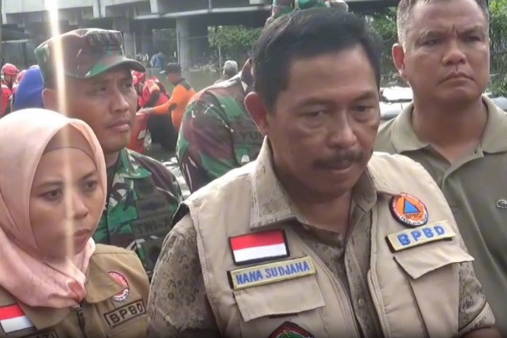 Selanjutnya PJ Gubernur mengunjungi para pengungsi yang berada di Terminal Jati Kudus untuk memastikan para pengungsi sudah tertangani dengan baik.