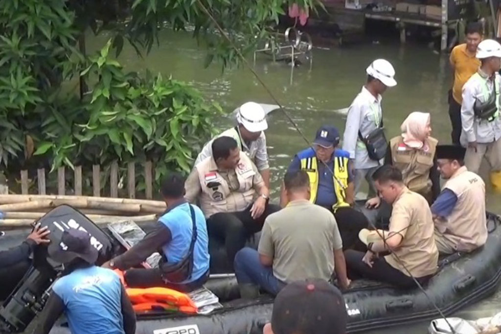 PJ Gubernur Jawa Tengah, meninjau penanganan banjir yang terjadi di Kabupaten Demak, Jawa Tengah, untuk memastikan penanganan para pengungsi berjalan dengan baik dan mengecek upaya perbaikan tanggul yang jebol. Selain itu juga untuk penanganan banjir di Demak ini melibatkan 12 kabupaten kota di Jawa Tengah.