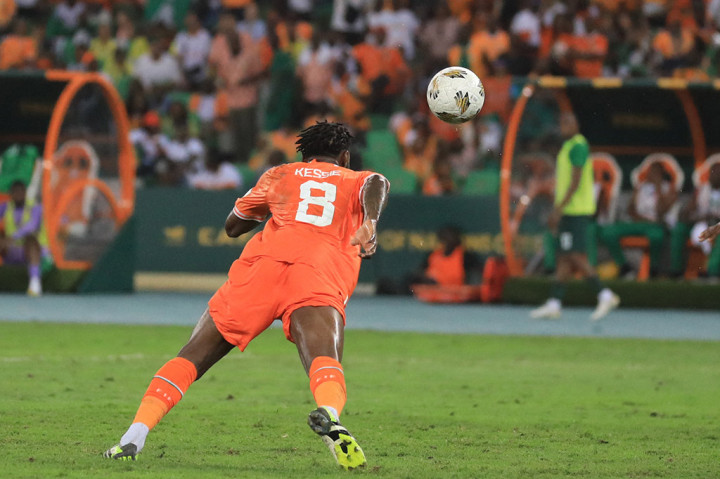 Peluang kembali tercipta saat sundulan Kessie mengarahkan bola tepat ke gawang namun dapat diamankan kiper Nwabili yang berada di posisi yang tepat. Nwabili pun kembali menunjukkan ketangkasannya di depan gawang saat menepis tembakan deras Koussounou dari luar kota penalti.