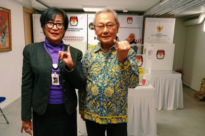 Warga Negara Indonesia di Finlandia dan Estonia menjadi pelopor partisipasi dalam pemilihan umum serentak 2024, dengan ratusan dari mereka mengambil langkah proaktif untuk memberikan suara mereka pada Sabtu, 10 Februari 2024, di TPS LN 001, KBRI Helsinki. Ini merupakan momen khusus, terjadi empat hari sebelum pemilu diadakan di Indonesia, menandakan semangat demokrasi yang tinggi di kalangan diaspora WNI.