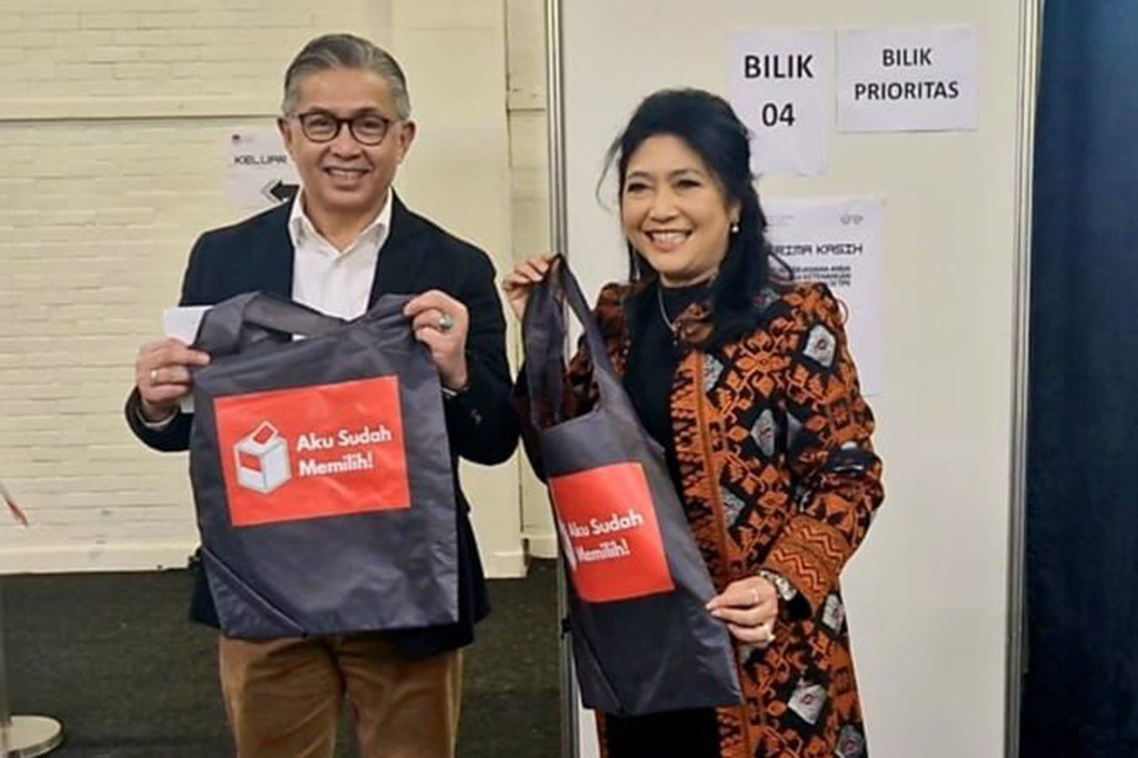 Pelajar Indonesia di kota Fes, Maroko kompak berbondong-bondong datangi tempat pemungutan suara (TPS) di ibu kota Rabat dengan menyewa bus pada hari Minggu, 11 Februari 2024.