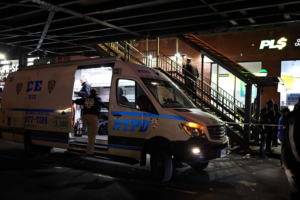 Stasiun penyiaran menunjukkan tanggap darurat besar-besaran terjadi di stasiun kereta bawah tanah Mount Eden Avenue di wilayah utara Bronx, sembilan mil (14 kilometer) utara Times Square Manhattan, Amerika Serikat.