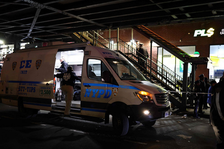 Stasiun penyiaran menunjukkan tanggap darurat besar-besaran terjadi di stasiun kereta bawah tanah Mount Eden Avenue di wilayah utara Bronx, sembilan mil (14 kilometer) utara Times Square Manhattan, Amerika Serikat.