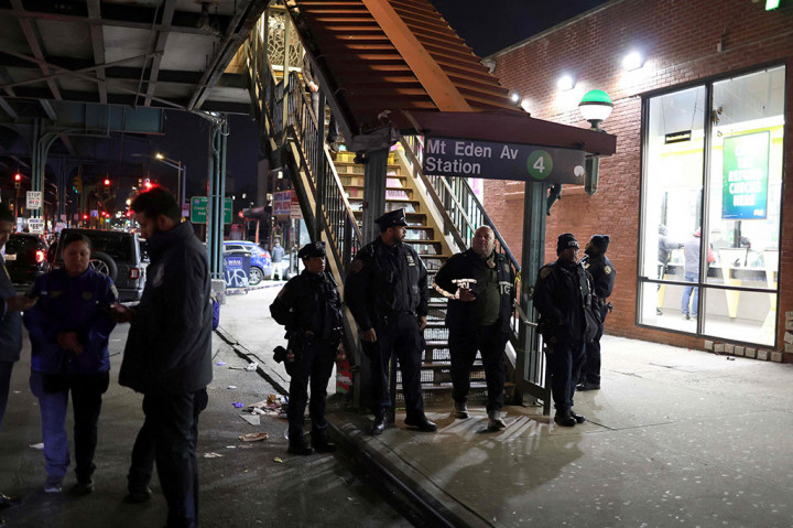 Detektif polisi dan agen dari Biro Alkohol, Tembakau, Senjata Api dan Bahan Peledak berada di lokasi kejadian untuk melakukan pencarian sidik jari setelah penembakan tersebut.