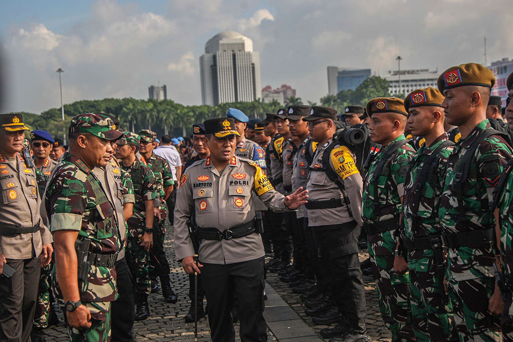 Kapolda Metro Jaya Irjen Karyoto mengingatkan personel di lapangan agar jangan menganggap remeh dan terlena dengan situasi yang terlihat landai. Dia memerintahkan kepada jajarannya untuk tetap melaksanakan tugas sesuai pembagian tugas pengamanan Pemilu 2024 yang telah diberikan.