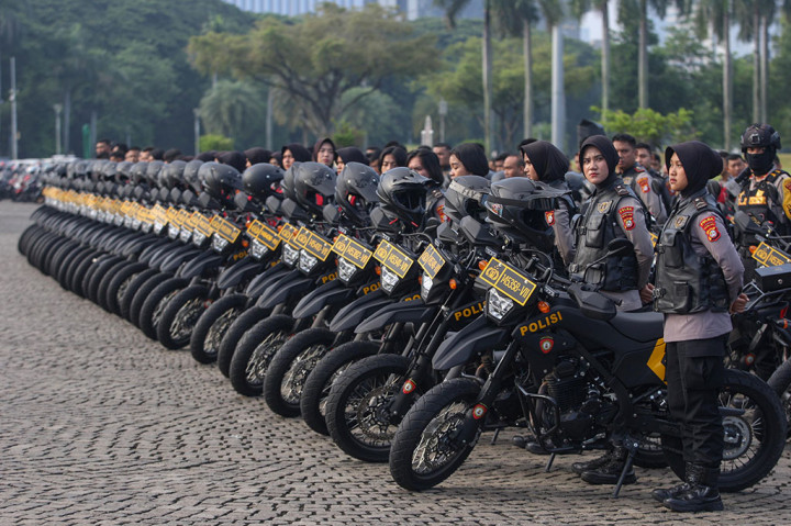 Dia juga meminta jajarannya melakukan koordinasi dengan anggota TNI, pihak terkait terkait serta elemen masyarakat untuk meredam naiknya suhu politik di TPS.