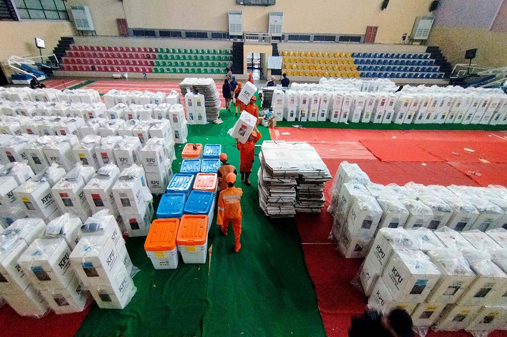 Setibanya di tingkat kelurahan, ribuan logistik pemilu tersebut kemudian kembali didistribusikan ke tingkat Tempat Pemungutan Suara (TPS) dengan pengawalan ketat petugas gabungan.
