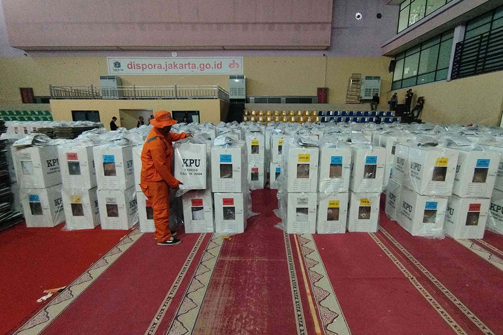 Ribuan logistik pemilu, mulai dari kotak suara, bilik suara hingga surat suara mulai didistribusikan dari tingkat kecamatan ke kelurahan pada Selasa, 13 Februari 2024 pagi.