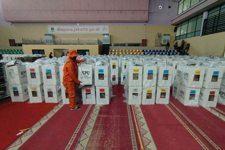 Ribuan logistik pemilu, mulai dari kotak suara, bilik suara hingga surat suara mulai didistribusikan dari tingkat kecamatan ke kelurahan pada Selasa, 13 Februari 2024 pagi.