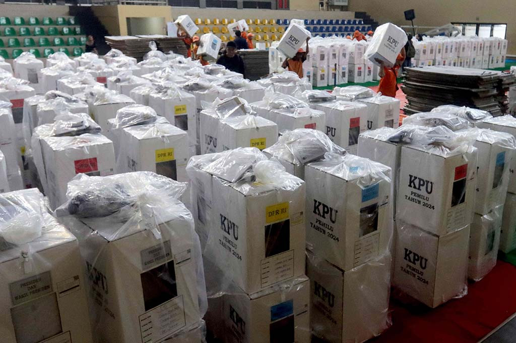 Pendistribusian logistik tersebut dimulai sejak pukul 05.00 WIB di Kecamatan Menteng. Kemudian pukul 08.00 WIB di Kecamatan Sawah Besar, Tanah Abang dan Johar Baru.
