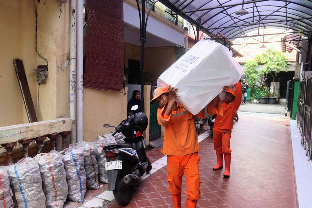 Pukul 09.00 WIB pendistribusian logistik baru dimulai di Kecamatan Cempaka Putih. Sedangkan Kecamatan Gambir memulai pendistribusian pukul 10.00 WIB, Kemayoran pukul 12.00 WIB dan Kecamatan Senen pukul 15.00 WIB.