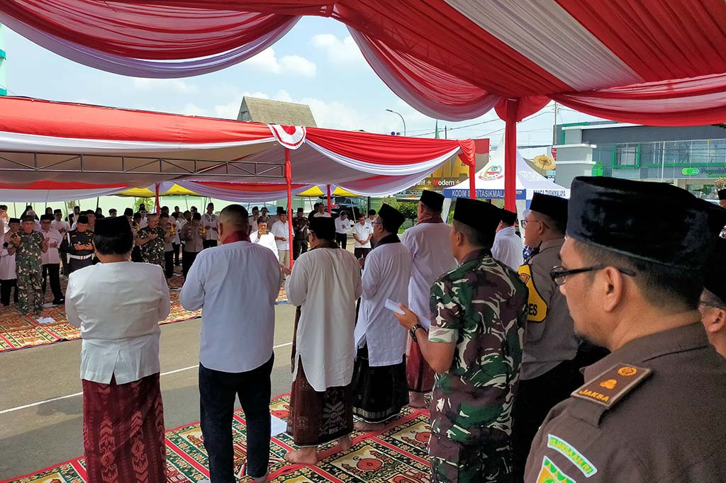 Ratusan tokoh lintas agama di Tasikmalaya, Jawa Barat menggelar doa bersama jelang pencoblosan pada pemilihan umum (Pemilu) 2024, dilaksanakan di halaman Makodim 0612 Tasikmalaya. Pelaksanaan doa tersebut agar Pemilu berjalan damai, nyaman dan kondusif.