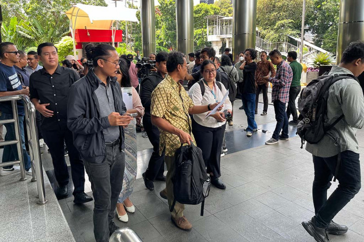 Koalisi Masyarakat Sipil untuk Reformasi Keamanan melaporkan Menteri Pertahanan (Menhan) Prabowo Subianto ke Komisi Pemberantasan Korupsi (KPK) hari ini, 13 Februari 2024. Aduan berkaitan dengan dugaan rasuah dalam pembelian Pesawat Jet Mirage 2000-5.