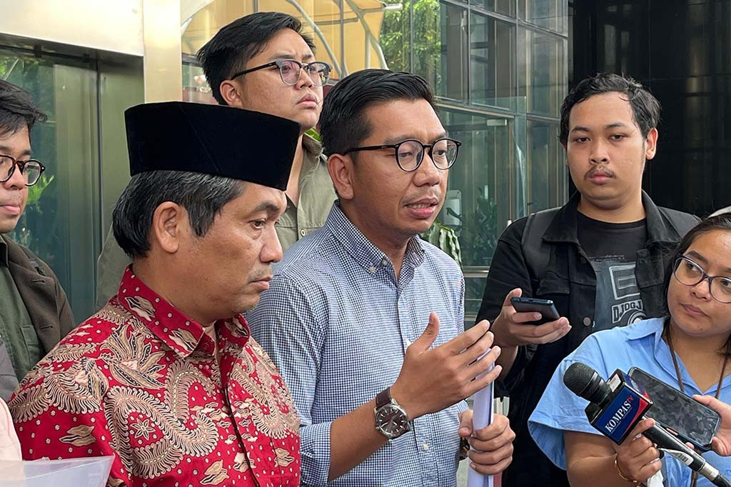 “(Hari ini kami) melakukan pelaporan pengaduan dugaan tindak pidana korupsi dalam hal pembelian Pesawat Mirage 2000-5 sebagaimana ramai dibicarakan,” kata Ketua Perhimpunan Bantuan hukum dan Hak Asasi Manusia (PBHI) Julius Ibrani di Gedung Merah Putih KPK, Jakarta Selatan, Selasa, 13 Februari 2024.