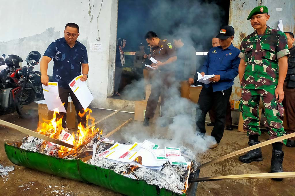 Komisi Pemilihan Umum Kota Tasikmalaya telah memusnahkan surat suara rusak hingga berlebih sebanyak 7.949 lembar dilakukanya dengan cara dibakar. Pembakaran surat suara tersebut, dilakukannya di Gudang logistik di jalan Perintis Kemerdekaan, Kecamatan Kawalu, Kota Tasikmalaya.