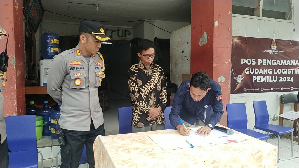 Komisi Pemilihan Umum (KPU) Kota Palu didampingi pihak Kepolisian yang diwakili Wakapolresta Palu AKBP Andi Batara, dan disaksikan Bawaslu Kota Palu, memusnahkan sebanyak 5.390 lembar surat suara pemilu yang rusak, Selasa, 13 Februari 2024.