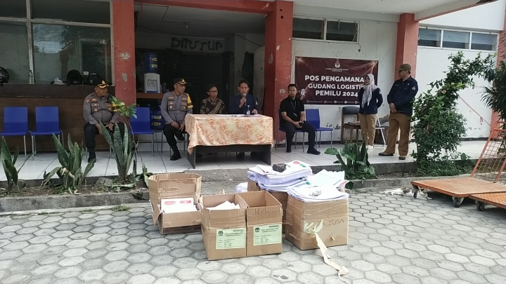 Pemusnahan berlangsung di depan Pos Pengamanan Gudang Logistik Pemilu 2024 KPU Kota Palu di GOR Siranindi, Jalan Prof Moh Yamin, Kelurahan Tanamodindi, Kecamatan Mantikulore, Kota Palu, Sulawesi Tengah.