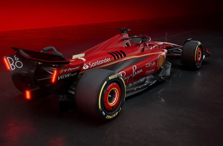 Dan Ferrari meluncurkan SF-24 kepada banyak penggemarnya dengan video pendek dan sederhana, menambahkan dalam pernyataan bahwa sekelompok kecil tamu dapat melihat langsung mobil baru tersebut.