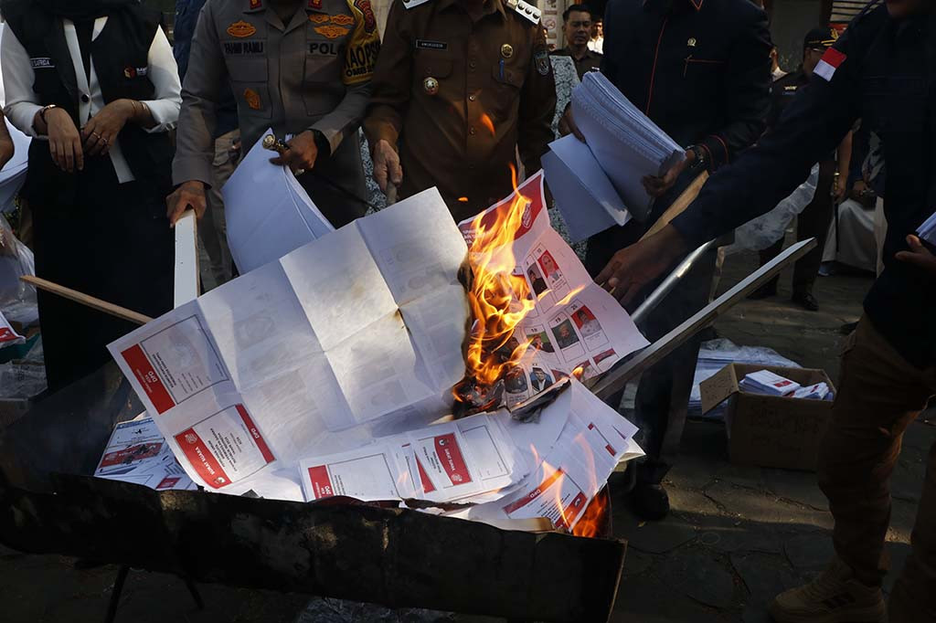 Sebanyak 1.775 surat suara rusak dimusnahkan oleh Komisi Independen Pemilihan (KIP) Kota Banda Aceh di halaman Gedung ITLC Pemkot Banda Aceh. Surat suara tersebut merupakan sisa dari hasil sortir dan pelipatan surat suara untuk Pemilihan Umum (Pemilu) 2024.