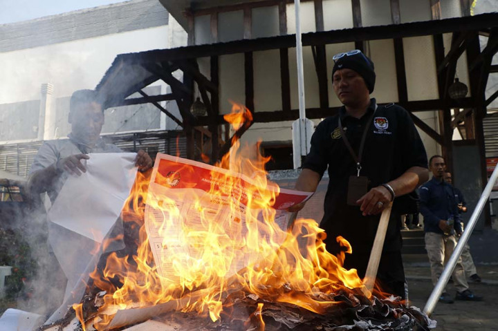 Yusri menerangkan, kerusakan surat suara kebanyakan terjadi karena sobek dan percikan tinta. Kedua temuan tersebut mendominasi kerusakan surat suara. Bahkan, ada juga surat suara sisa yang masih baik-baik saja.