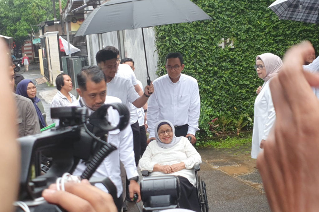 Calon presiden (capres) nomor urut 1 Anies Baswedan bersiap melangkahkan kaki untuk menggunakan hak suaranya di Pemilihan Umum (Pemilu) 2024. Anies mencoblos di tempat pemungutan suara (TPS) 60, Waduk Lebak Bulus, Cilandak, Jakarta Selatan, Rabu, 14 Februari 2024 sekitar pukul 07.00 WIB.