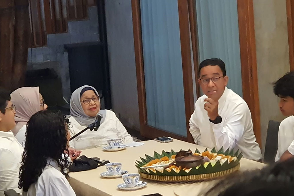 Eks Gubernur DKI Jakarta itu menyempatkan sarapan bersama. Anies kemudian melakukan sungkem kepada ibunya.