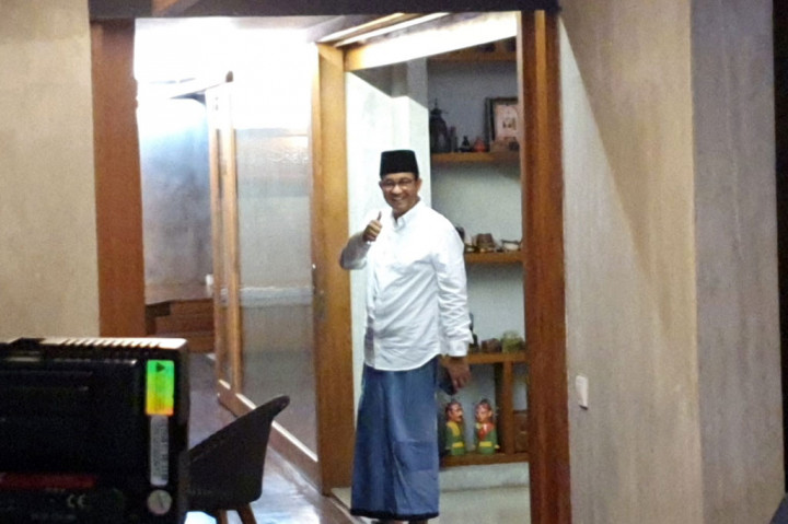 Sebelumnya, Anies melaksanakan salat subuh berjamaah terlebih dahulu. Anies menjadi imam dan di belakangnya sebagai makmum, anak-anaknya serta istri Anies, Fery Farhati Ganis dan ibu Anies, Aliyah Rasyid.