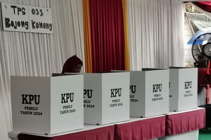 Di dalam tenda TPS, tampak empat kotak bilik suara telah siap di bawah tenda TPS. Sejumlah petugas Kelompok Penyelenggara Pemungutan Suara (KPPS) terus mempersiapkan berkas. Adapun untuk keamanannya terdapat polisi, TNI, dan Linmas. Sedangkan di sebelah TPS 33, terdapat TPS 35 namun kondisinya masih sepi.