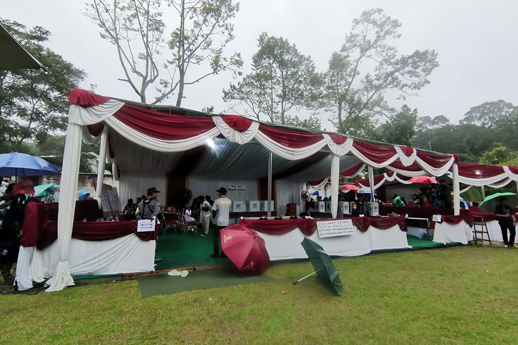 Berdasarkan pantauan Medcom.id pada pukul 07.00 WIB, hujan turun membasahi area Jabodetabek sejak subuh. Lokasi TPS 33 yang berlokasi di atas ketinggian 630 mdpl cukup dingin dan membuat kabut di sekitar.