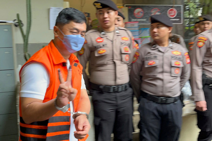 Salam dua jari diberikan Kristian saat identitasnya diperiksa oleh petugas TPS. Dia juga sempat memberikan salam dua jari saat keluar dari mobil tahanan KPK. Kristian tidak memberikan komentar atas salam dua jari itu. Namun, dia sempat memperlihatkan surat suara yang sudah dicoblos usai keluar dari bilik.